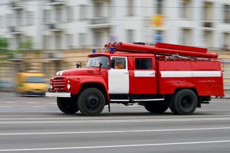 Во дворе регионального отдела милиции сгорели два авто